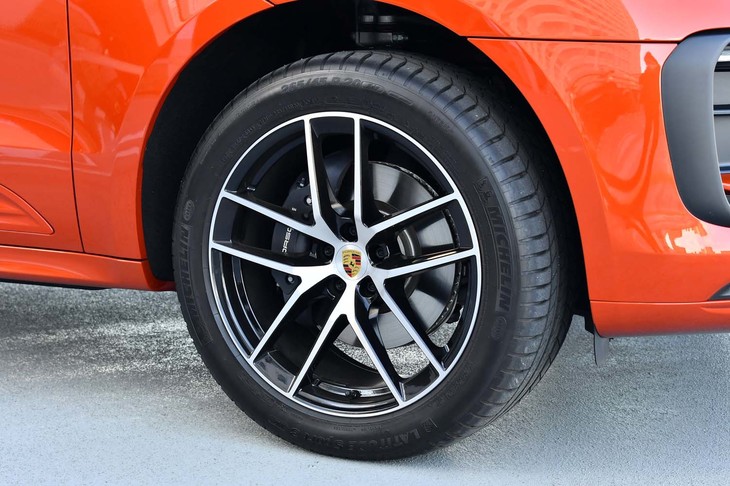 内側がつやのあるブラックで塗られた20インチの「マカンSホイール」（写真）は、タイヤも含めて57万4000円のオプション。標準装着の「マカンホイール」（19インチ）より1インチ大きい。