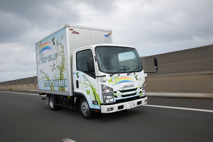 「エルフ」にはフロントにディスク式、リアにデュアル2リーディングのドラム式ブレーキが装備される。