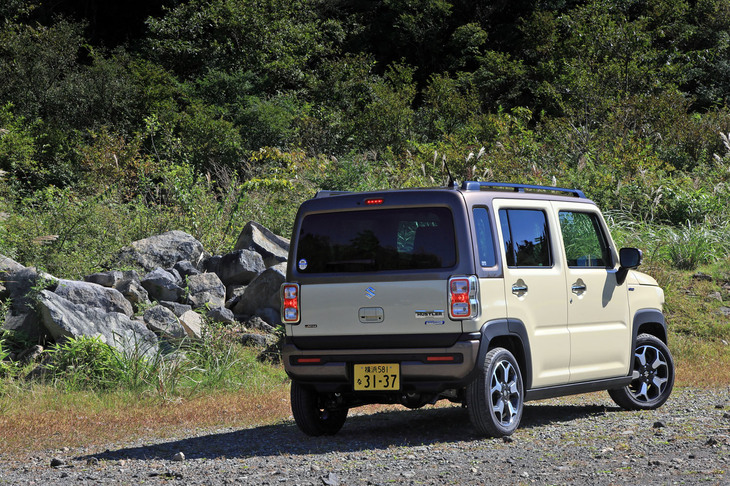 現行型「スズキ・ハスラー」の発売は2020年1月のこと。今回の改良では、ACCの設定拡大や、狭い道を低速で走ると自動でモニターにサイドカメラ（左側）とフロントカメラの映像を表示する「すれ違い支援機能」を採用するなど、機能・装備の拡充が図られた。