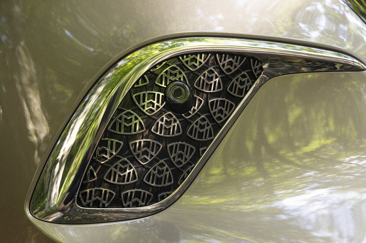 バンパー両サイドのエアインテーク風の部分にはマイバッハのエンブレムが敷き詰められている。