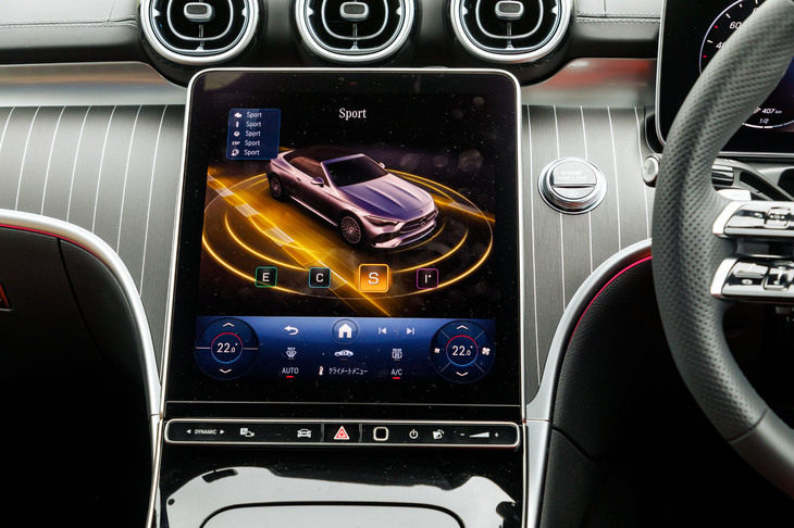 11.9インチの縦型センターディスプレイを装備。ソフトトップを開けると外光の反射を防ぐために自動でわずかに立ち上がる。