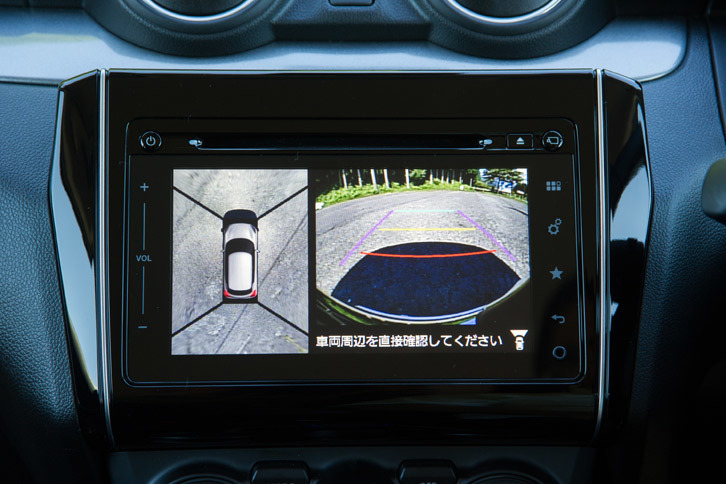 販売店オプションのメモリーナビゲーションシステム向けに用意される全方位モニター。バックカメラに加え、自車の俯瞰（ふかん）画像や、運転席からは死角となる左前輪付近の画像なども表示される。