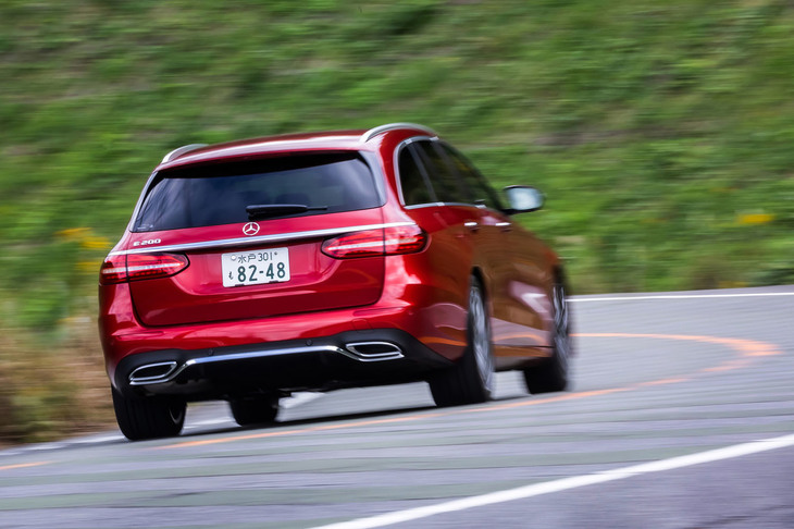 エントリーモデルという位置づけになる「E200ステーションワゴン スポーツ」の価格は、ラインナップ中最もリーズナブルな810万円。WLTCモード燃費値は13.1km/リッターと発表されている。