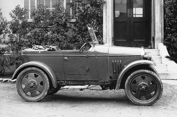 ダット自動車製造は、1929年秋より小型乗用車の試作を開始。翌年、試作車第1号が完成した（写真）。同車をベースとした市販モデルは、“ダットの息子”という意味で「ダットソン」と名づけられた。