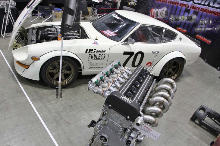 日産のL6型をベースに、カムギアトレインのDOHC 4バルブヘッドを載せたOS技研のTC24を積んだ「日産フェアレディZ」。手前のユニットは参考出品となる、ギア駆動のオイルポンプを備えたドライサンプ仕様。