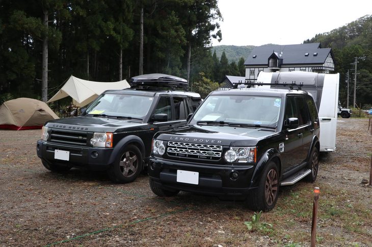 “ディスコ”の愛称で親しまれる「ディスカバリー」。左側は第3世代となる「ディスカバリー3」。最近はだいぶ見かけることが少なくなってしまった。右側は先代となる第4世代の「ディスカバリー4」だ。筆者もディスコ4は取材などで触れる機会が多かったが、5リッターV8エンジンの滑らかなフィールとエアサスペンションの快適性は、上級モデル「レンジローバー」にも引けを取らないものだった。