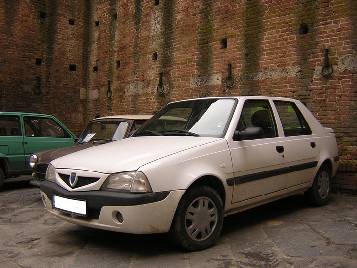 東ヨーロッパのユーザーの間では、近年までセダン人気が根強かった。ルーマニアの「ダチア・ソレンツァ」はテールゲートを備えているものの、限りなく伝統的な3ボックス形状を反映していた。