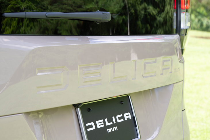 先代モデルではシルバーのガーニッシュ上に刻まれていたリアの「DELICA mini」ロゴはボディー同色に変更。サイズに制約があるなかで周囲を立体的な造形にしているのがすごい。