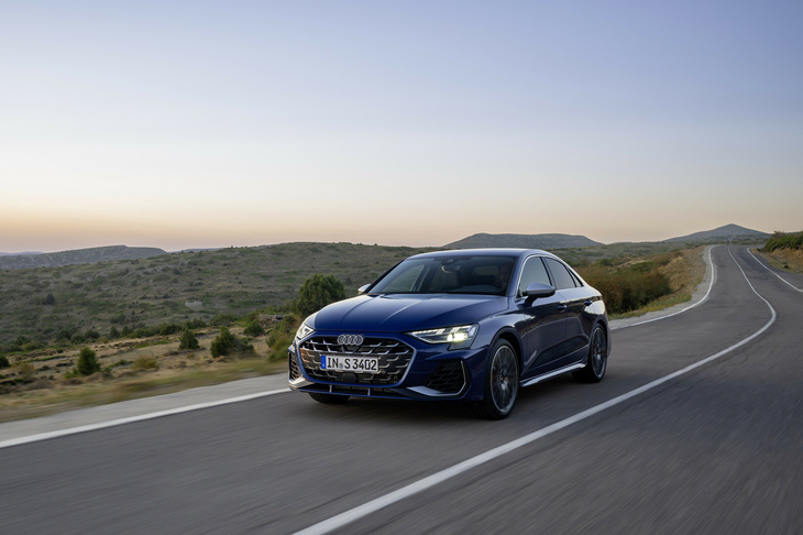 マイナーチェンジしたアウディのハイパフォーマンスコンパクトモデル「S3セダン」に試乗。トップスピードは依然として250km/hでリミッターがかかるが、0-100km/h加速タイムは従来の4.8秒から4.7秒に短縮された。