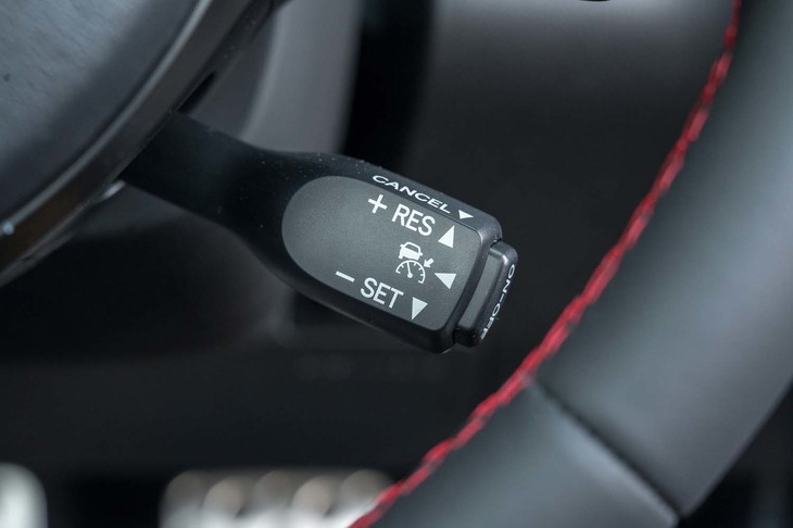アダプティブクルーズコントロールの操作はレバー式。0-120km/hの範囲で作動するが、操舵をアシストする機能は付いていない。
