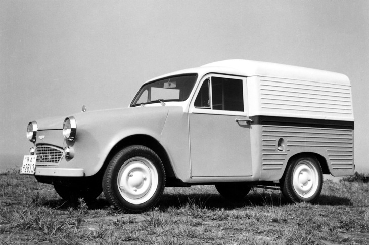 1957年「ミカサ・マークII」。フランスの小型商用車のようなフルゴネットタイプのバンで、「マークI」は一般的なライトバンだった。3本ボルトのホイールからも「シトロエン2CV」の影響がうかがえる。