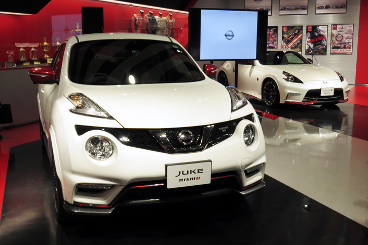「ジュークNISMO RS」（手前）と「フェアレディZ NISMO」（奥）。
