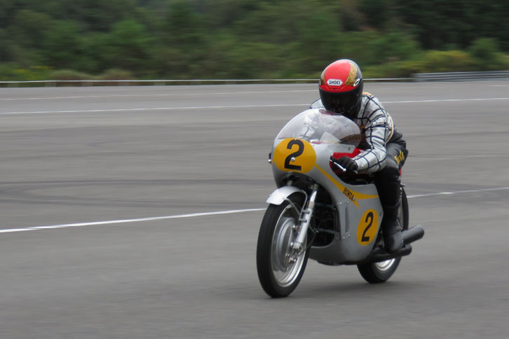 爆音を上げてコースを疾走する「RC181」。1967年ロードレース世界選手権ダッチTTレースで、最高ラップレコードで優勝したマシン。