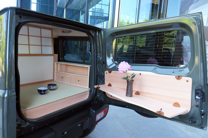 テールゲートを開けるとご覧の通り。運転席・助手席から後ろは、茶室を模した空間となっている。