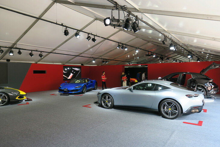 充実のサーキットイベントのためにピットがいっぱいだったためか、これらの車両展示はパドック内に設置（建設？）された、巨大なテントで行われた。こちらはエントランスに展示されていた、フェラーリの現行ラインナップ。