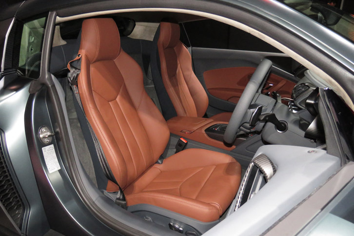 「R8 V10プラス クーペ 5.2 FSIクワトロ」のシート。