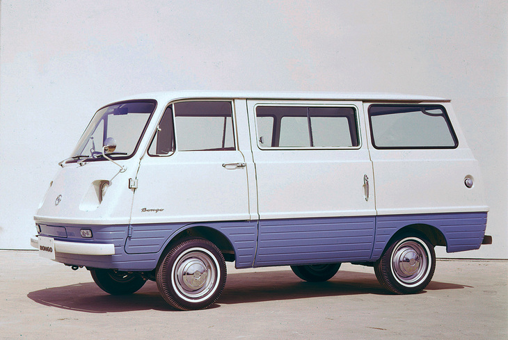 1966年デビューの国産ワンボックスのパイオニアである初代「マツダ・ボンゴ ライトバン」。ちなみに「トヨタ・ハイエース」の登場は翌1967年のことだった。