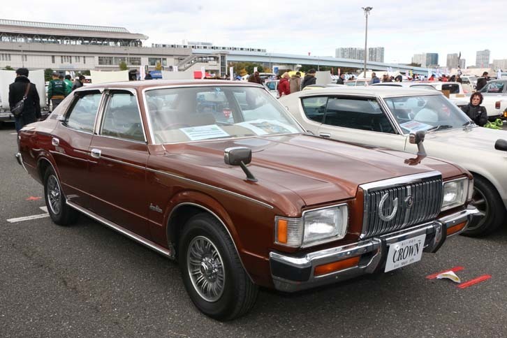 1979年式（昭和54年式）「トヨタ・クラウン4ドアハードトップ スーパーサルーン エクストラ5-SPEED」。デザインに大幅リフレッシュを受けた後期型。当時は、高級セダンでも、まだMTが当たり前の時代だった。