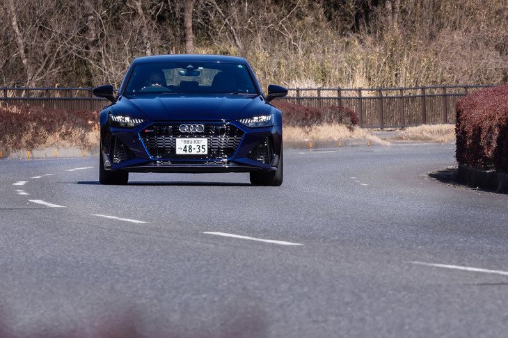 走行モードで「ダイナミック」を選択すると、V8ならではの迫力あるエキゾーストサウンドを存分に楽しめる。市販車でトップレベルとなる約1Gを発生させる加速は、圧巻のひとことだ。