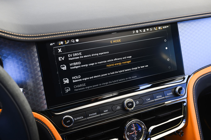 ドライブモードとは別にプラグインハイブリッドパワートレインの制御モードも選べる。「EVドライブ」と「ハイブリッド」のほか、駆動用バッテリーの「チャージ」と「ホールド」も設定されている。