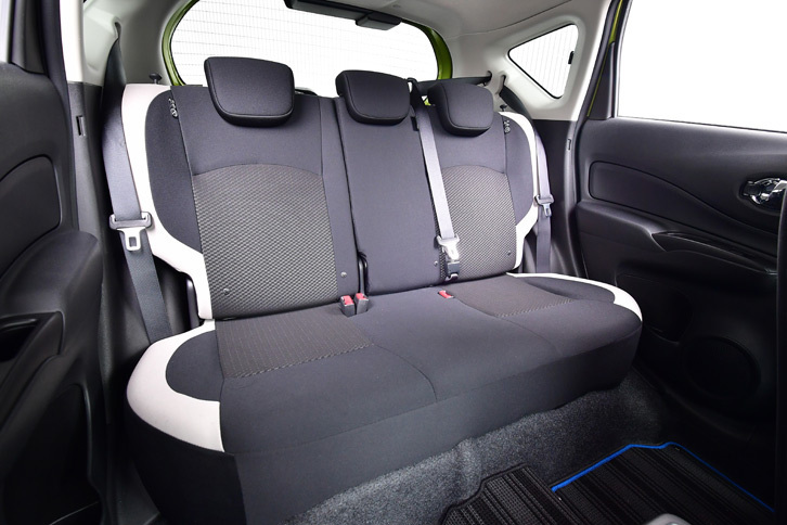 後席は6：4分割可倒式。