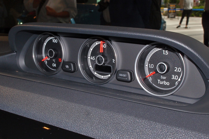 ザ・ビートル 2.0 R-Line（ダッシュボード上の3連メーター）