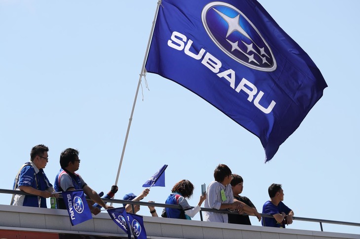 大きなフラッグを手に応援に駆けつけた、スバルの応援団。その熱意は、CG ROBOT RACING TEAMの選手たちを大いに励ました。