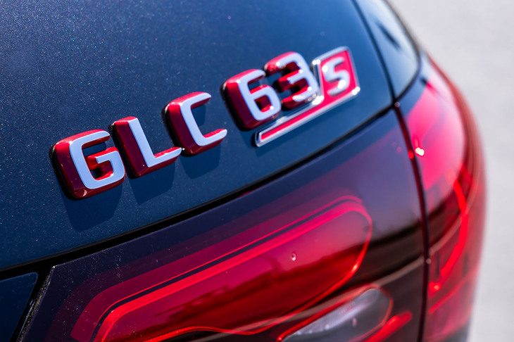 「GLC63 S Eパフォーマンス」は、メルセデスAMGのF1マシン譲りとされる高度な駆動システムを採用する「GLC」のトップパフォーマンスモデル。車両本体価格は1780万円。