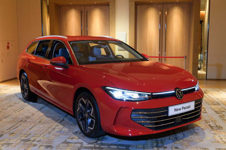 ステーションワゴンボディー専用モデルとなった9代目「パサート」。2024年9月に予約注文の受け付けを開始する。車両の基本構造にMQBアーキテクチャーの進化版であるMQB evoアーキテクチャーを採用し、ボディーサイズは従来型よりひと回り大きくなった。