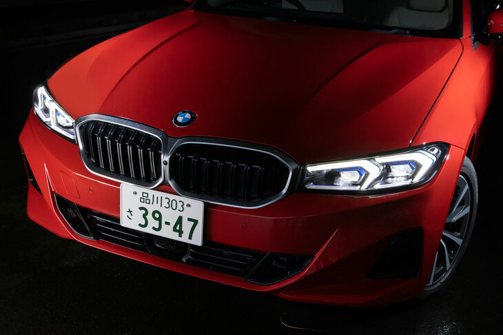 マイナーチェンジの内容は内外装の変更が主。外装では、よりシャープな意匠のデイタイムランニングライト機能付きヘッドランプを採用したほか、キドニーグリルをダブルバーデザインに変更。フロントエプロンもワイド化している。