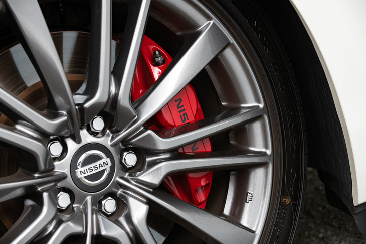 赤で塗装されたブレーキキャリパー。「400R」では、4輪に大径ディスクローターとアルミ製対向ピストンキャリパーを用いた、専用のブレーキが装備される。