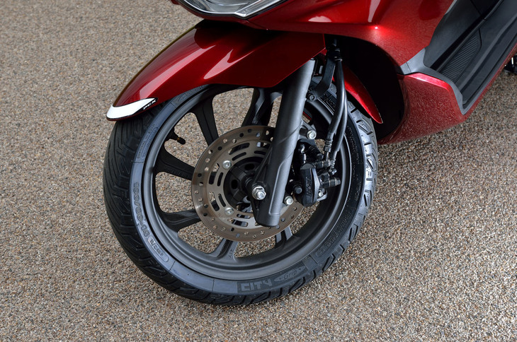 ホイールは、従来比で写真のフロントが約7％（0.2kg）、リアは約11％（0.5kg）軽量化。優れた燃費性能と軽快な操縦性の両立が図られた。