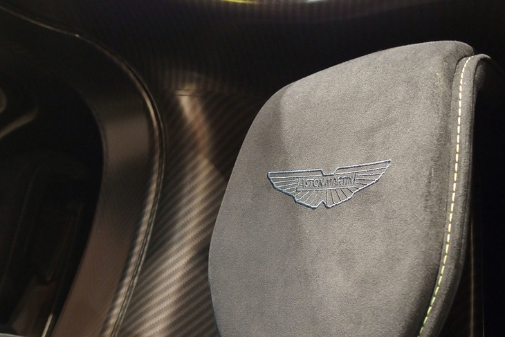 アストンマーティン・ヴァルハラ（ヘッドレスト）