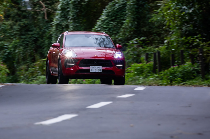 「マカンGTS」には、スポーツエキゾーストシステムが標準装備されている。通常走行時は静粛性に優れた快適な乗り心地だが、いったんアクセルを強く踏み込めば、豪快なエキゾーストサウンドと強烈な加速が同時に味わえる。