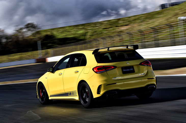 「AMG A45 S 4MATIC＋エディション1」のボディーサイズは全長×全幅×全高＝4445×1850×1412mm、ホイールベース：2729mm。ハイグロスブラック仕上げのリアディフューザーや「AMGパフォーマンスエキゾースト」を装備している。