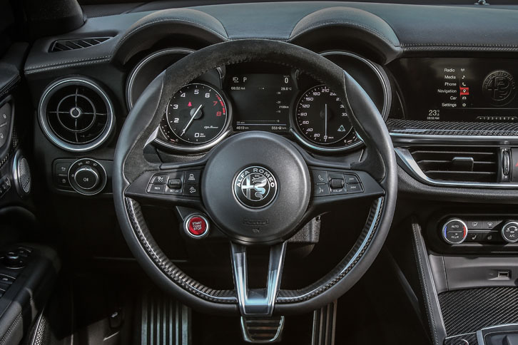 メーターはアナログ2眼式。タコメーター（左）のレッドゾーンは「ジュリア クアドリフォリオ」と同じく7000rpmから。ステアリングの背後にはアルミ製のシフトパドル（ステアリングコラム固定式）が備わる。