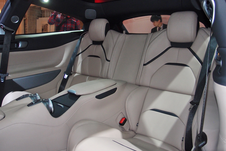 「GTC4ルッソ」の乗車定員は4人。後席は独立型の2人掛けになっている。