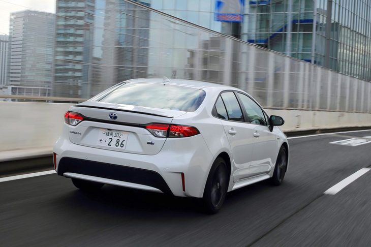 その後ろ姿もなかなかシャープ。ボディーサイズは先代にあたる「カローラアクシオ」比で95mm長く、50mm幅広く、25mm低くなっている。