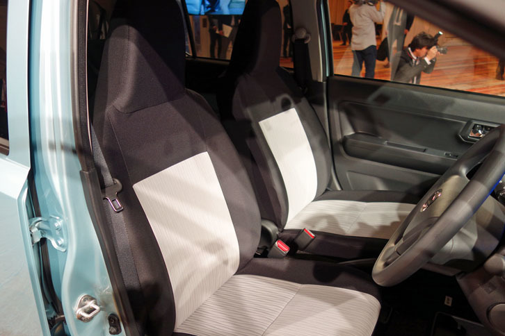 新設計の軽量骨格を採用したフロントシート。座り心地やホールド性が、従来型と比べて大きく向上している。