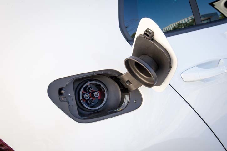 リアドアの後ろ、ガソリンモデルでは給油口が設置される場所には、CHAdeMO規格に対応した急速充電のソケットが備わる。