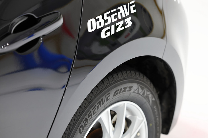 名称のギズ＝GIZは、「グリップのG」「アイスのI」「究極をめざすZ」からつくられた造語。「アイスグリップの最高性能をめざすスタッドレスタイヤ」がその由来とされる。「オブザーブ ガリット ギズ」の後継にあたる先代の「オブザーブ ギズ2」から国内向けの“ガリット”が外れ、グローバル名称である“オブザーブ ギズ”に製品名が統一された。