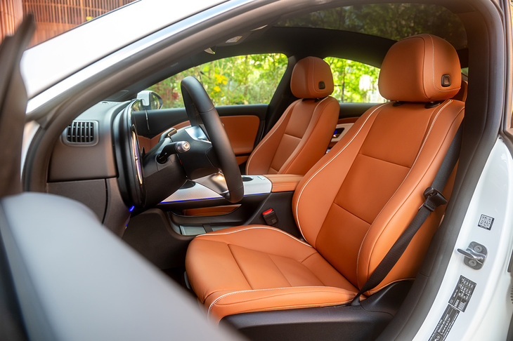 前席はヘッドルームが16mm、レッグルームが12mm、ショルダールームが11mm拡大。これなら充電中でもくつろげることだろう。