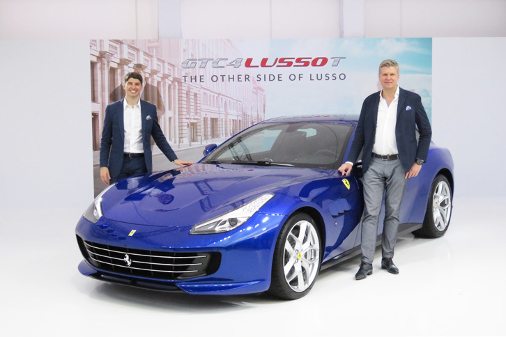 「フェラーリGTC4ルッソT」と、フェラーリ極東・中東エリア統括 CEOのディーター・クネヒテル氏（右）、フェラーリ・ジャパン＆コリア代表取締役社長のリノ・デパオリ氏（左）。