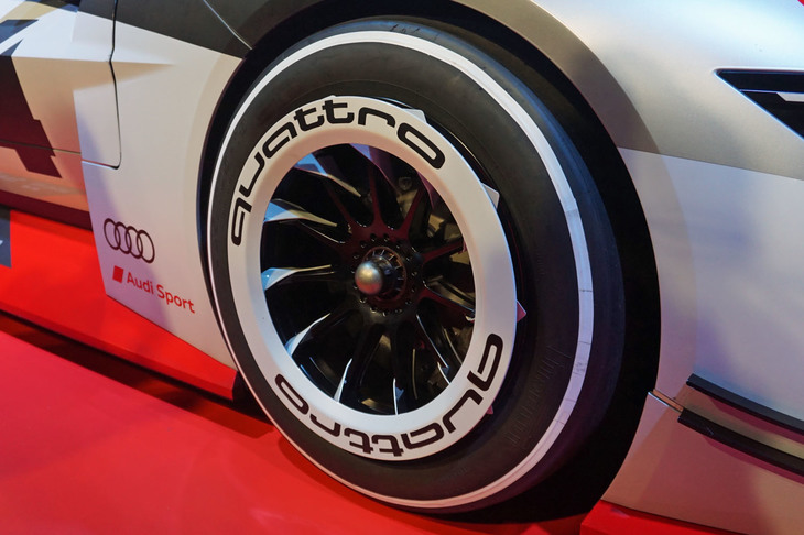 ホイールには「quattro」のロゴが。内部へ空気を取り込むかのように、スポークがフィンのような形状となっている。