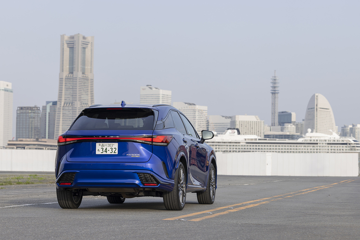 先に断っておくと「RX500h“Fスポーツ パフォーマンス”」の外装の変更点はひとつもない。この試乗車のボディーカラーは「ヒートブルーコントラストレイヤリング」（16万5000円）。