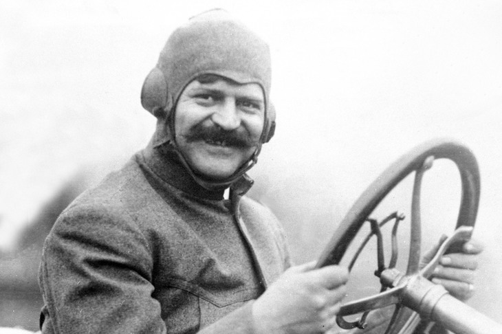 インディ500などで活躍していたレーシングドライバーのルイ・シボレー。デュラントと共に1911年にシボレーを立ち上げるが、意見の対立から1913年に会社を去った。