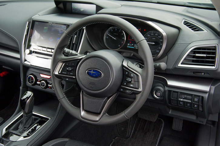 「インプレッサスポーツ2.0i-L EyeSight」の運転席まわり。シルバーのステッチやメーターバイザーリング、金属調の装飾パネルなどは2.0i-Lと「2.0i-S」で共通となる。