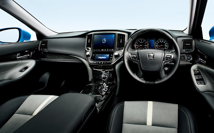 
	「クラウン アスリートS-T“J-FRONTIER”」のインストゥルメントパネルまわり。
	