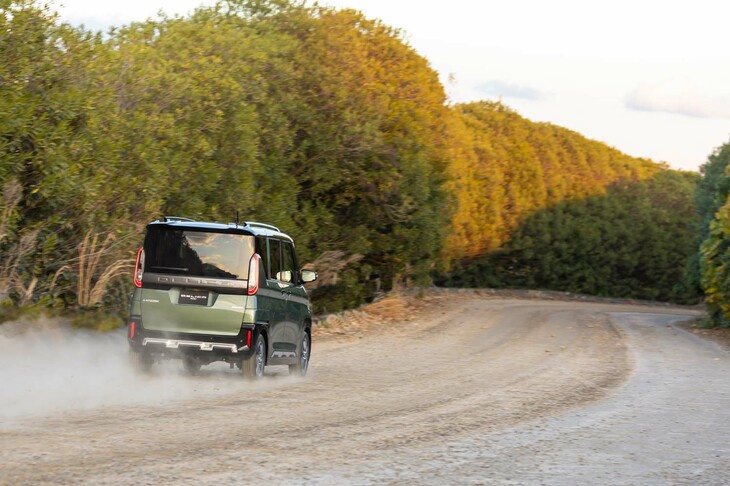 アウトドアといっても、大半の人は本格オフローダーを使ったエクストリームなアクティビティーなど求めていない。ちょっとした未舗装路を走るくらいなら「デリカミニ」で十分なのだ。