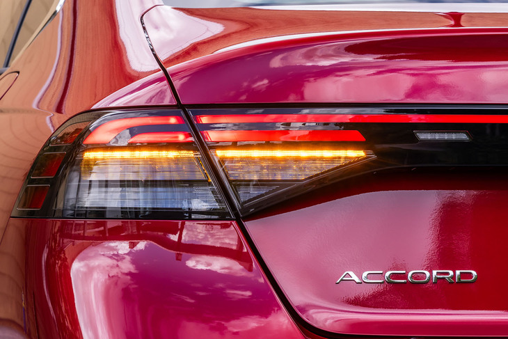 ホンダ・アコード（ウインカー点灯時のリアコンビランプ）